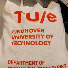Hordtáska, amint azt TU/e - Receptie Neuron az iLost segítségével jelentette.
