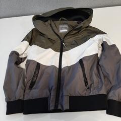 Jacke Olivegrün-Weiß-Grau-Schwarz, ako bolo nahlásené Wilmering Brinkum pomocou iLost