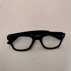 Óculos, como reportado por Supersized Kingsday utilizando o iLost