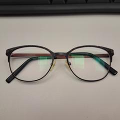 Lentes zwart / Bordeaux/ bloemetjes, segundo informou Stad Peer usando iLost