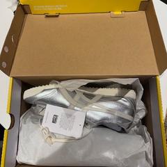 Des chaussures silver, a été signalé par Amsterdam ID Aparthotel utilisant iLost