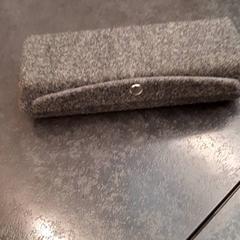 Estuche para lentes con lentes, segundo informou Rotterdam The Hague Airport usando iLost