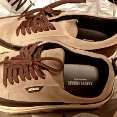 Bota & Tenisky Beige brown, jak nahlášeno Mövenpick Hotel Amsterdam City Centre pomocí iLost
