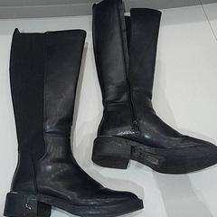 Ring & Boots Zwart, as reported by Van der Valk Hotel Schiphol using iLost