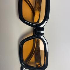 Gafas de sol Meller, segundo informou Pathé Tuschinski usando iLost