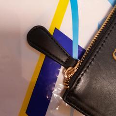 Pochette noire, come riportato da TCL utilizzando iLost