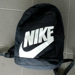 Hátizsák - zwart, amint azt Centraal magazijn az iLost segítségével jelentette.