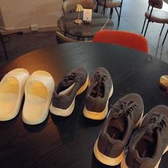Topánky 2 pairs, 1 slippers, ako bolo nahlásené Leonardo Hotel Amsterdam Rembrandtpark pomocou iLost