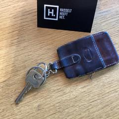 Gakoa Bruin hoesje, gisa salatu by Stad Hasselt iLost erabiliz