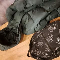 Zwarte schooltas en groene winterjas, jak bylo nahlášeno na iLost