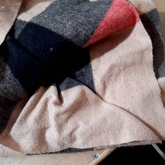 Châle Bruin cashmere, a été signalé par Connexxion Zeeuws-Vlaanderen utilisant iLost