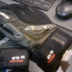 Eskularrua ziener, gisa salatu by SnowWorld Landgraaf iLost erabiliz