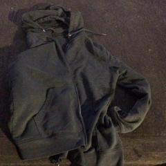 سترة Grijs، كما تم الإبلاغ عنه بواسطة De Heeren van Aemstel عبر iLost