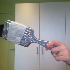 Brosse à cheveux argentée avec des strass, a été signalé par MEININGER Hotel Lyon Centre Berthelot utilisant iLost