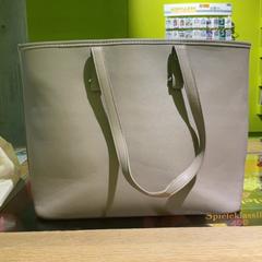 Borsa Taupe, come riportato da MEININGER Hotel Berlin East Side Gallary utilizzando iLost
