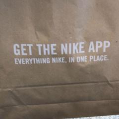 Saco, como reportado por Designer Outlet Roermond utilizando o iLost