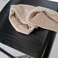 スカーフ echarpe がiLostで IKEA Rouen Tourville-La-Rivière によって報告されました