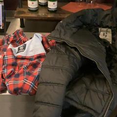 Bunda & Košile A checked shirt, a black jacket, jak nahlášeno MEININGER Hotel Leipzig Hauptbahnhof pomocí iLost