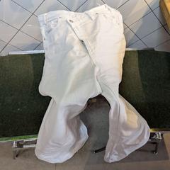 Jeans white, ha sido reportado por Conscious Hotel Westerpark con iLost