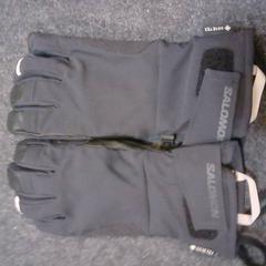 Kesztyű, amint azt SnowWorld Landgraaf az iLost segítségével jelentette.