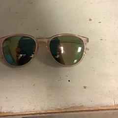 Gafas de sol Doorzichtig roze, ha sido reportado por Artis con iLost