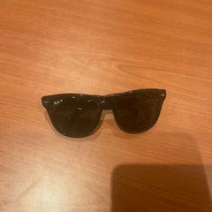 Eguzkitako betaurrekoak Ray-Ban, gisa salatu by Hotel Theater FIGI iLost erabiliz