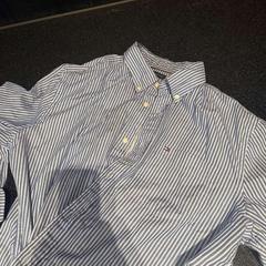 Camisa blauw wit, segons ha informat Hotel Van der Valk Harderwijk op de Veluwe mitjançant iLost
