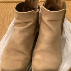 Sapato Beige, como reportado por MEININGER Hotel Berlin Central Station utilizando o iLost