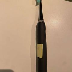 Elektrisk tandborste Black, rapporterat av Room Mate Bruno med iLost