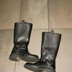 부츠 Black with buckles, iLost를 사용하여 MEININGER Hotel Amsterdam City West에 보고됨