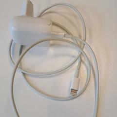Nabíječka pro iPhone Oplader, jak nahlášeno Breda University of Applied Sciences Mgr. Hopmansstraat pomocí iLost