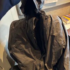 Bunda Donkergrijze jas, jak nahlášeno Haven Hotel Rotterdam pomocí iLost