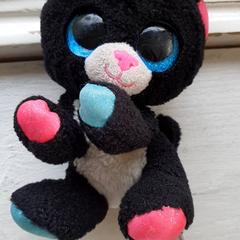 İLost kullanarak DierenPark Amersfoort tarafından bildirildiği gibi Oyuncak Poesje zwart, roze blauwe oortjes