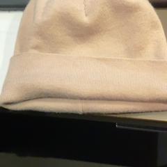 Sombrero de beanie Pink, ha sido reportado por MEININGER Hotel Brussels City Center con iLost