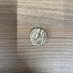 Pin gold, round, som rapportert av Vrije Universiteit Brussel (VUB) ved bruk av iLost