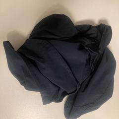 Pantalones cortos Blue, ha sido reportado por Ramada by Wyndham Amsterdam Airport Schiphol con iLost
