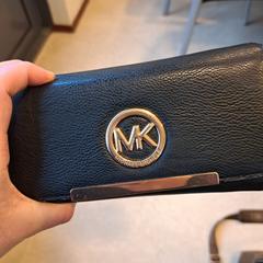 Zwarte michael kors portemonnee, come riportato a iLost