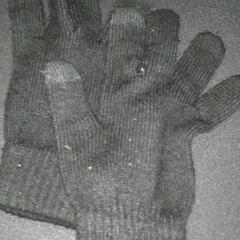 Gloves, as reported by TivoliVredenburg using iLost