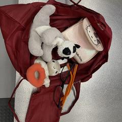 Kézitáska Bordeauxrode tas met speelgoed, amint azt IKEA Amersfoort az iLost segítségével jelentette.