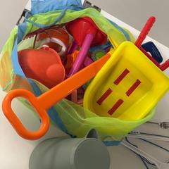 Kids playing toys & Kettle, segons ha informat Silver Sands Beach mitjançant iLost