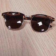 Gafas de sol, segundo informou Qbuzz Fryslân usando iLost