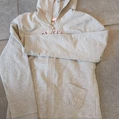 Kleding  - Sweater met kap, amint azt Centraal magazijn az iLost segítségével jelentette.