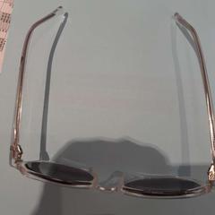 Gafas de sol transparente, segundo informou TCL usando iLost