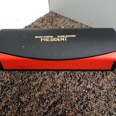 Caixa de óculos com óculos no interior, como reportado por DierenPark Amersfoort utilizando o iLost