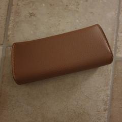 Zonnebril met etui, as reported to iLost