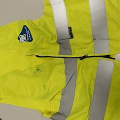 衣類 - Fluo hesje がiLostで Centraal magazijn によって報告されました