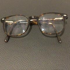 リーディンググラス Nee がiLostで IKEA Wilrijk によって報告されました