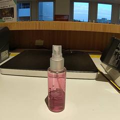 Bottiglia Body mist roze, come riportato da Bibliotheek Neude (Utrecht) utilizzando iLost