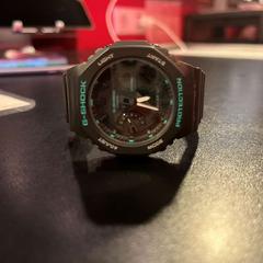 Eskumuturreko erlojua Black watch, light green letters, gisa salatu by Leonardo Hotel Amsterdam Rembrandtpark iLost erabiliz