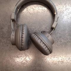 Auriculares, segundo informou Rotterdam The Hague Airport usando iLost